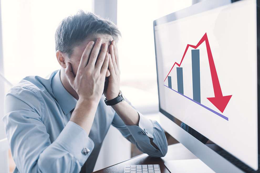 Foto: Gestresste Person und Chart mit Abwärtspfeil 