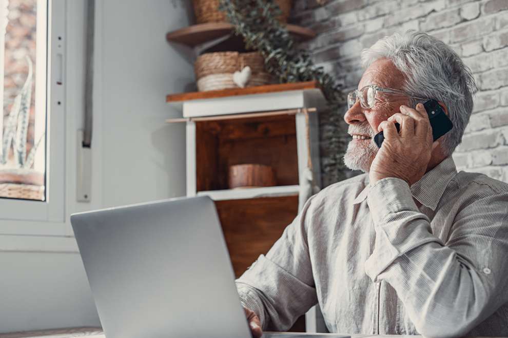 Foto: Pensionist telefoniert