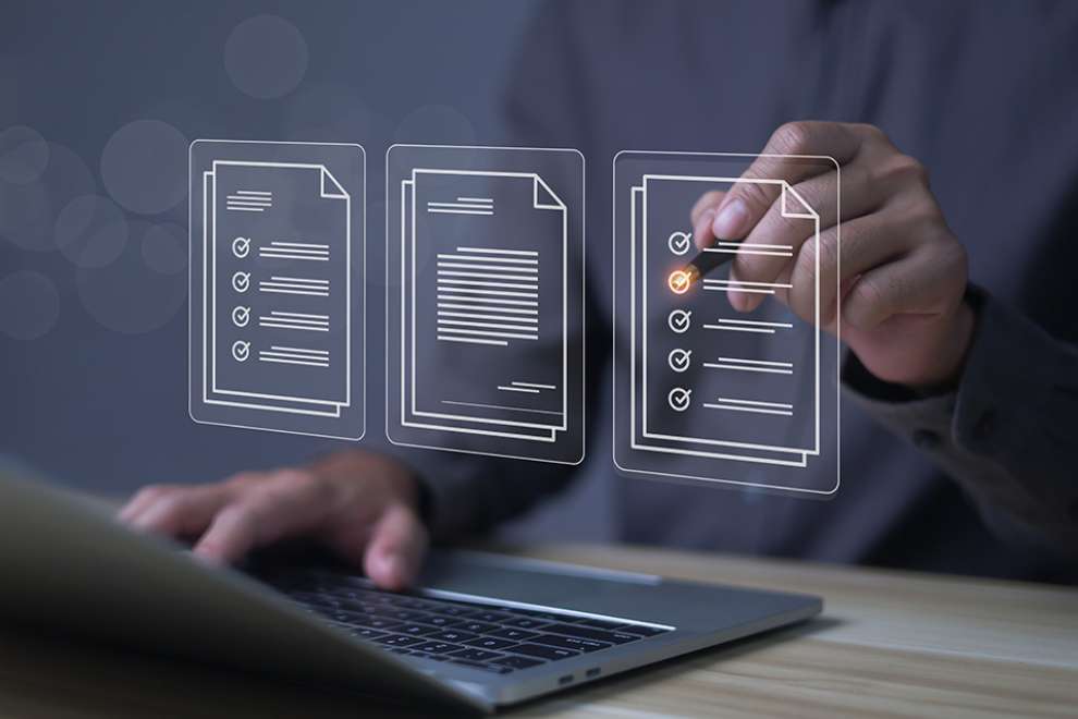 Foto: Laptop mit digitaler Checkliste