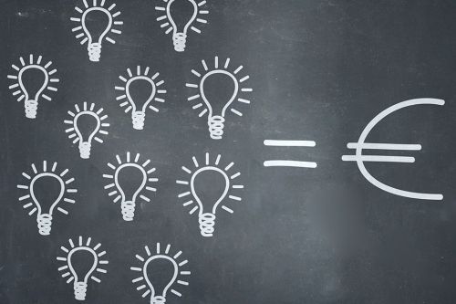 Kreide gezeichnete Glühbirnen und Eurosymbol