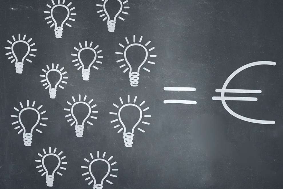 Foto: Kreide gezeichnete Glühbirnen und Eurosymbol